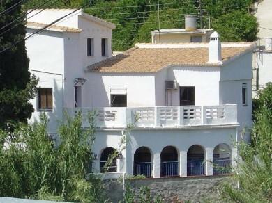 Chalet con 5 dormitorios se vende en Tolox