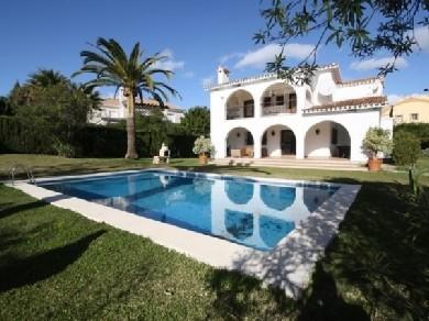 Chalet con 4 dormitorios se vende en Estepona, Costa del Sol