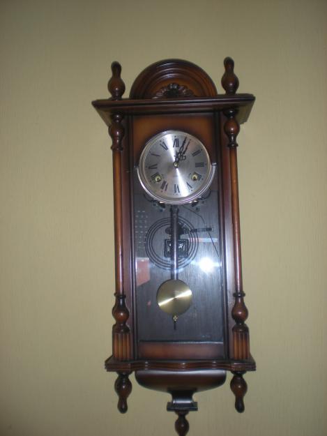 Reloj de pared antiguo mecánico