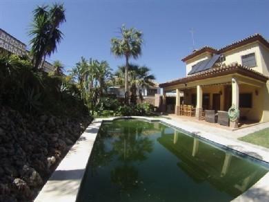 Chalet con 5 dormitorios se vende en Marbella, Costa del Sol