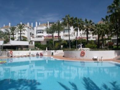 Apartamento con 2 dormitorios se vende en Marbella, Costa del Sol