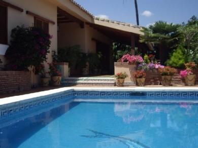 Chalet con 4 dormitorios se vende en Marbella, Costa del Sol