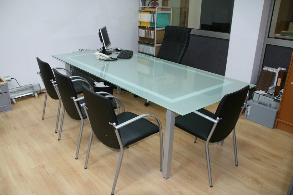 Se vende mesa nueva de cristal y aluminio, Liquidación de tienda