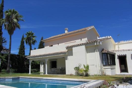 4 Dormitorio Chalet En Venta en Nueva Andalucia, Málaga