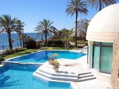 Chalet con 14 dormitorios se vende en Marbella, Costa del Sol