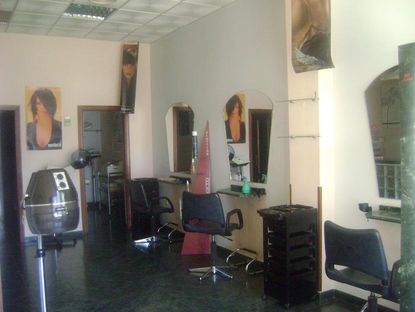 Peluquería unisex-estética amueblada y equipada para entrar de 56 m2 útiles, se vende