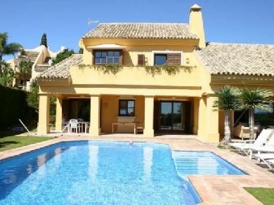 Chalet con 4 dormitorios se vende en Marbella, Costa del Sol