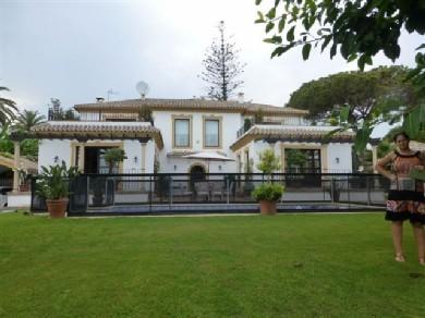 Chalet con 4 dormitorios se vende en Marbella, Costa del Sol