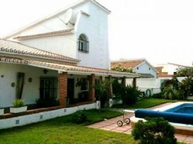 Chalet con 5 dormitorios se vende en Chilches