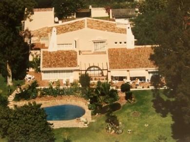 Chalet con 6 dormitorios se vende en Estepona, Costa del Sol