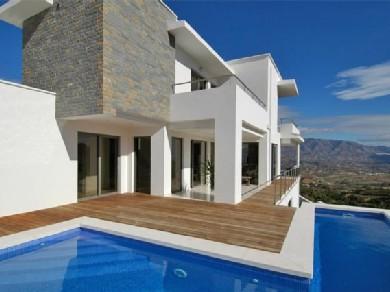 Chalet con 5 dormitorios se vende en Marbella, Costa del Sol