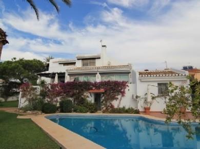 Chalet con 4 dormitorios se vende en Marbella, Costa del Sol