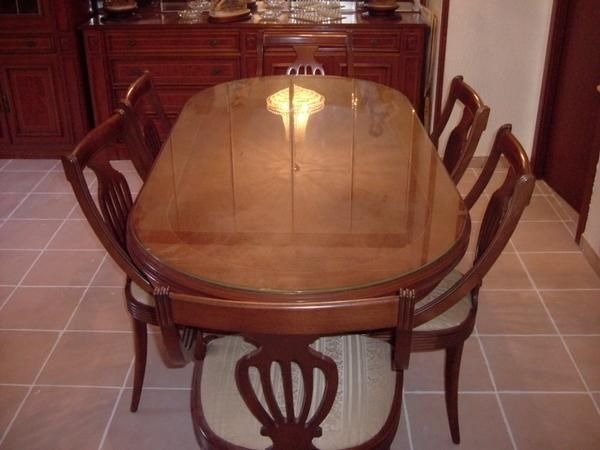 Mesa comedor, con 6 sillas, y cristal de sobre, perfecto estado.