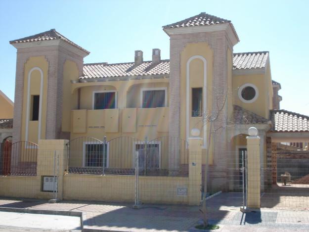 Bonita casa con jardin, garaje,piscina, pista de padel y parque infantil.