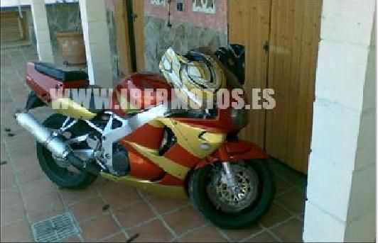 VENDO HONDA CBR 900RR DEL AÑO 98