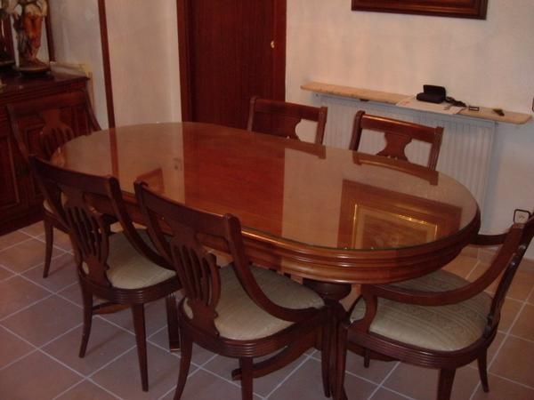 Mueble de comedor,lampara,estanteria,mesa y sillas