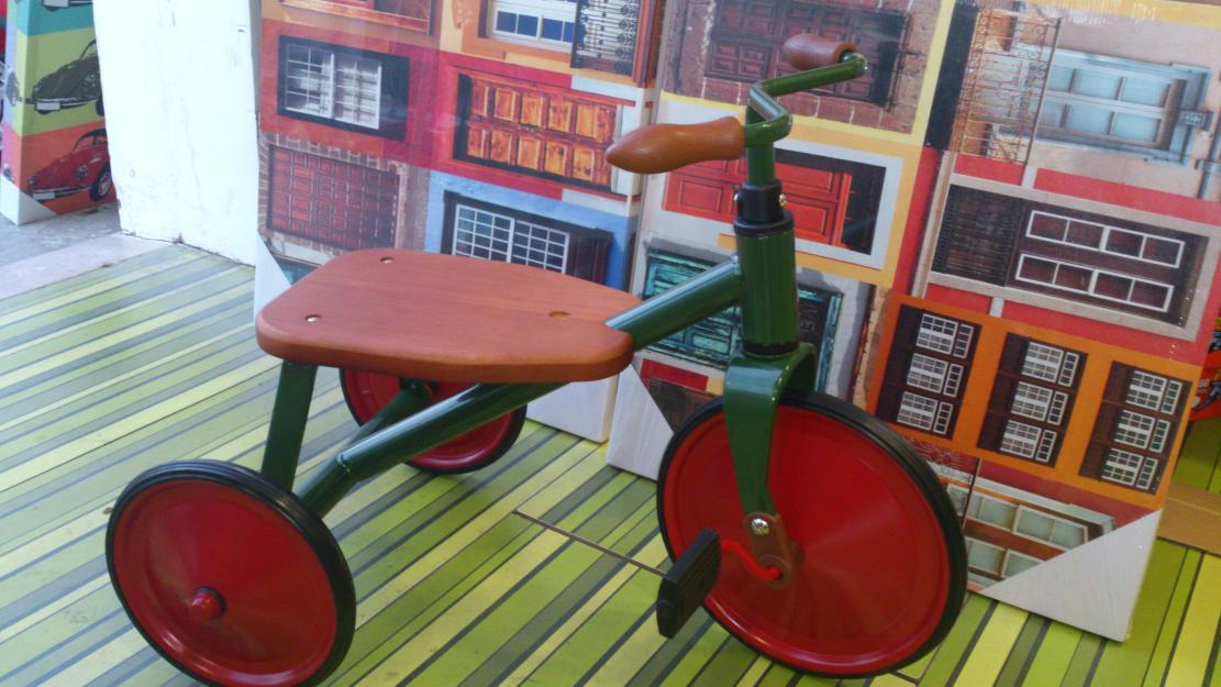 Triciclo diseño antiguo, niños dos y tres años