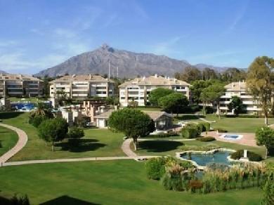 Apartamento con 2 dormitorios se vende en Marbella, Costa del Sol