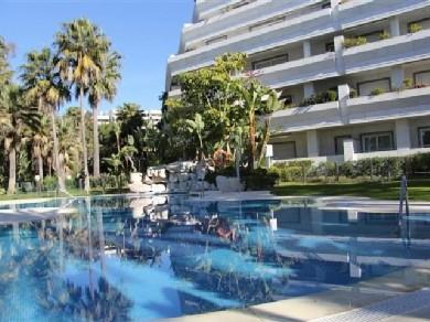 Apartamento con 2 dormitorios se vende en Marbella, Costa del Sol