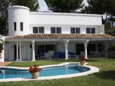 Chalet con 3 dormitorios se vende en Marbella, Costa del Sol