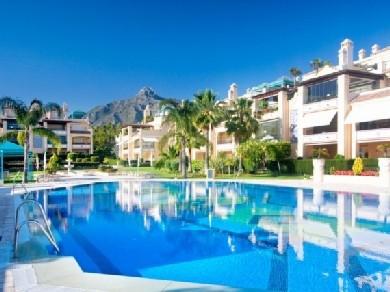 Apartamento con 3 dormitorios se vende en Marbella, Costa del Sol