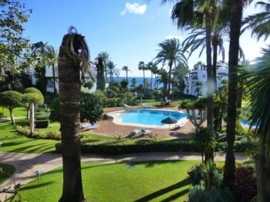 Apartamento con 2 dormitorios se vende en Estepona, Costa del Sol