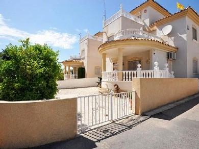 Chalet con 3 dormitorios se vende en Villamartin, Costa Blanca