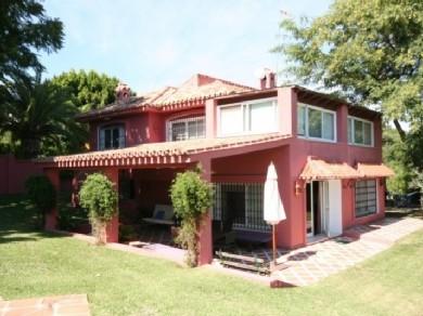 Chalet con 5 dormitorios se vende en Marbella, Costa del Sol