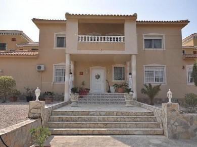 Chalet con 4 dormitorios se vende en Villamartin, Costa Blanca