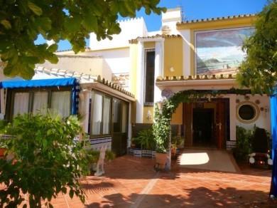 Chalet con 4 dormitorios se vende en Marbella, Costa del Sol