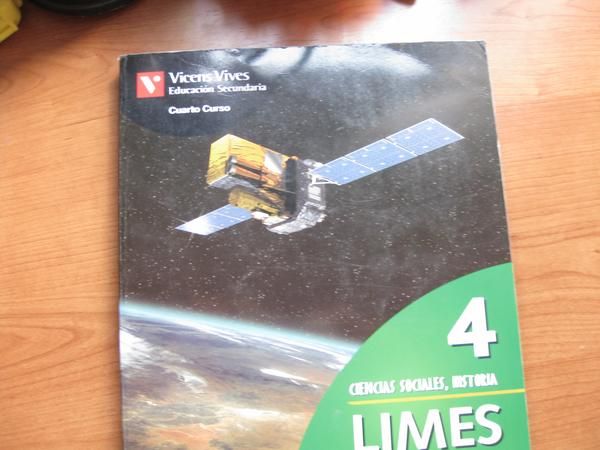 Vendo Libro Ciencias sociales, historia. LIMES.4 ESO.  Editorial: Vicents Vives  por 15 euros