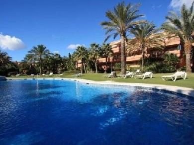 Apartamento con 2 dormitorios se vende en Marbella, Costa del Sol