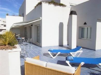 Apartamento con 2 dormitorios se vende en Marbella, Costa del Sol