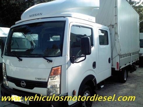 Nissan Cabstar doble gabina caja toldo y puerta retractil