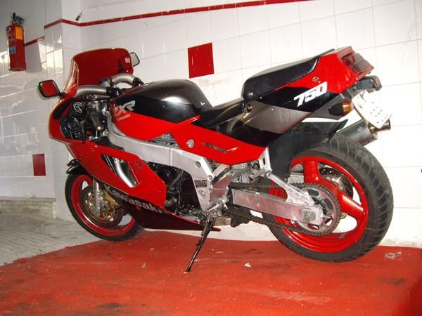 Vendo KAWAZAKI ZXR 750 color rojo y negro