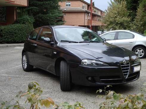 Alfa Romeo 147 1.9 JTDm. DISTINCTIVE 120cv -Gris oscuro- Perfecto estado