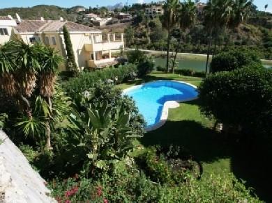 Apartamento con 2 dormitorios se vende en Marbella, Costa del Sol