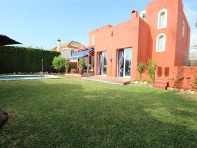 Chalet con 4 dormitorios se vende en Marbella, Costa del Sol