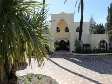 Chalet con 8 dormitorios se vende en Estepona, Costa del Sol