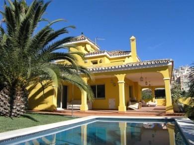 Chalet con 5 dormitorios se vende en Marbella, Costa del Sol