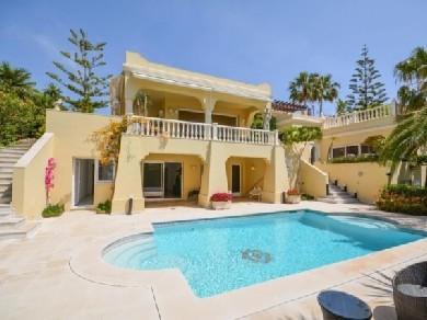 Chalet con 5 dormitorios se vende en Marbella, Costa del Sol