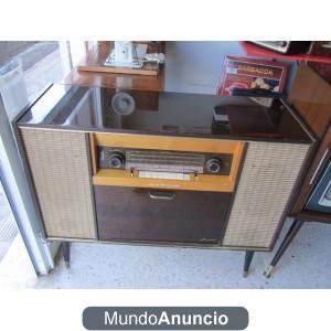 Radio con tocadiscos GRUNDIG de válvulas