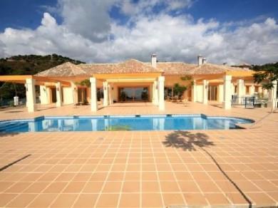 Chalet con 5 dormitorios se vende en Marbella, Costa del Sol