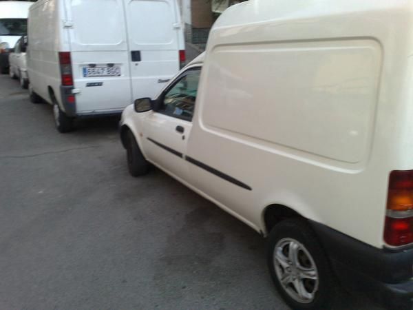 particular vendo furgoneta ford couries 1999,precio 2199 negociables