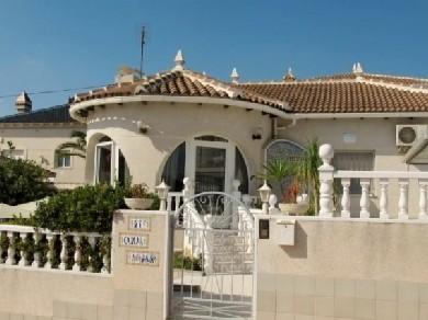 Chalet con 2 dormitorios se vende en Villamartin, Costa Blanca