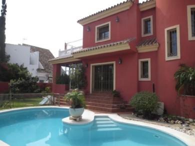 Chalet con 3 dormitorios se vende en Marbella, Costa del Sol