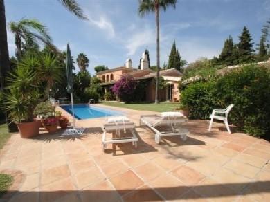 Chalet con 3 dormitorios se vende en Marbella, Costa del Sol