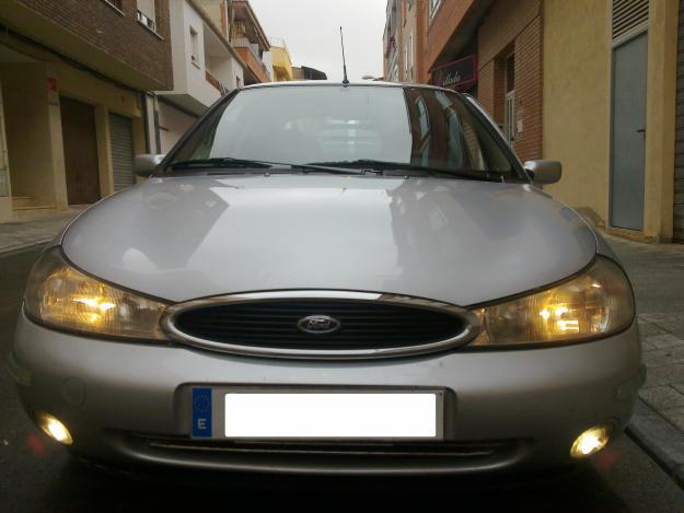 FORD MONDEO 1.8 TD GHIA 5P