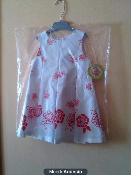 Vestido blanco con flores rojas