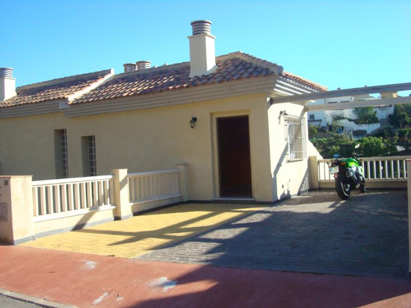 Casa pareada con vistas al mar y el jardín